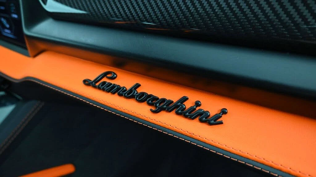 2026 Lamborghini Urus SE - Image 19 of 28