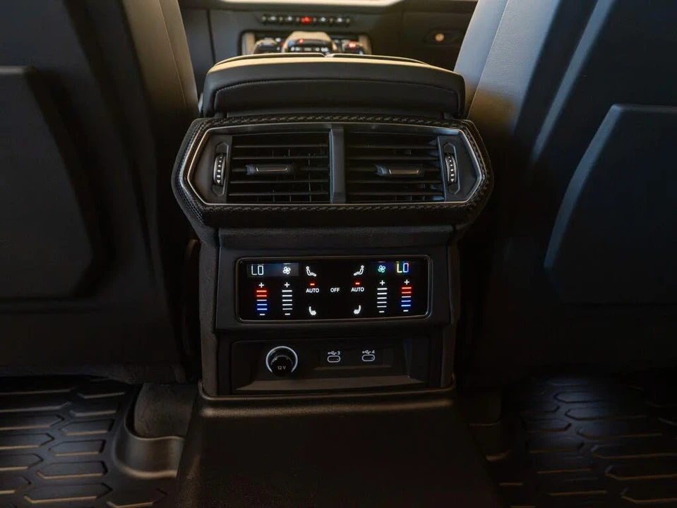 2026 Lamborghini Urus SE - Image 27 of 31
