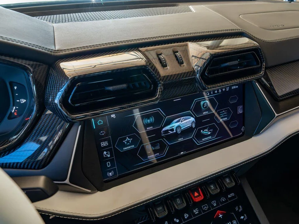 2026 Lamborghini Urus SE - Image 14 of 31