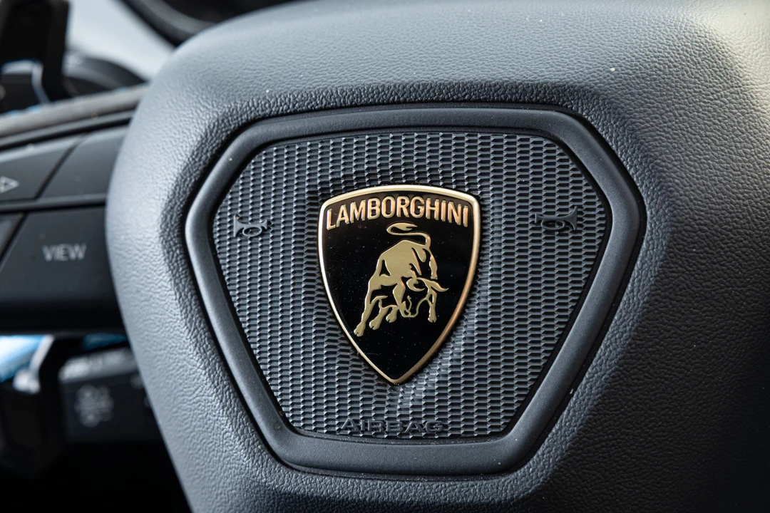 2026 Lamborghini Urus SE - Image 16 of 31