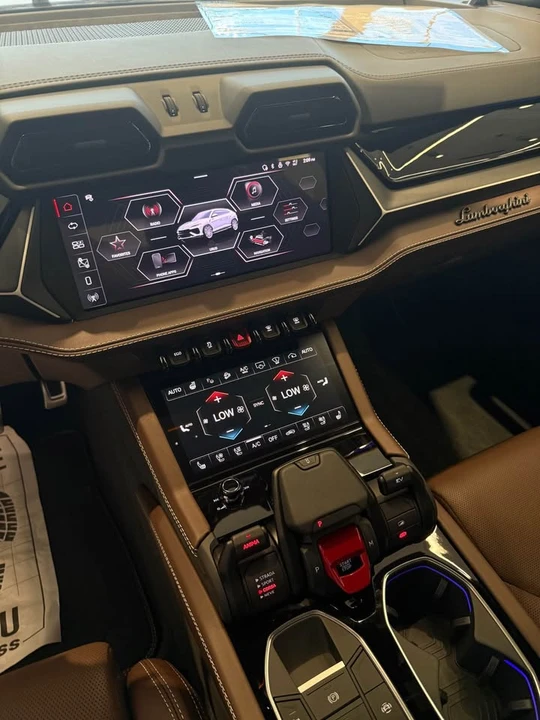 2026 Lamborghini Urus SE - Image 9 of 14