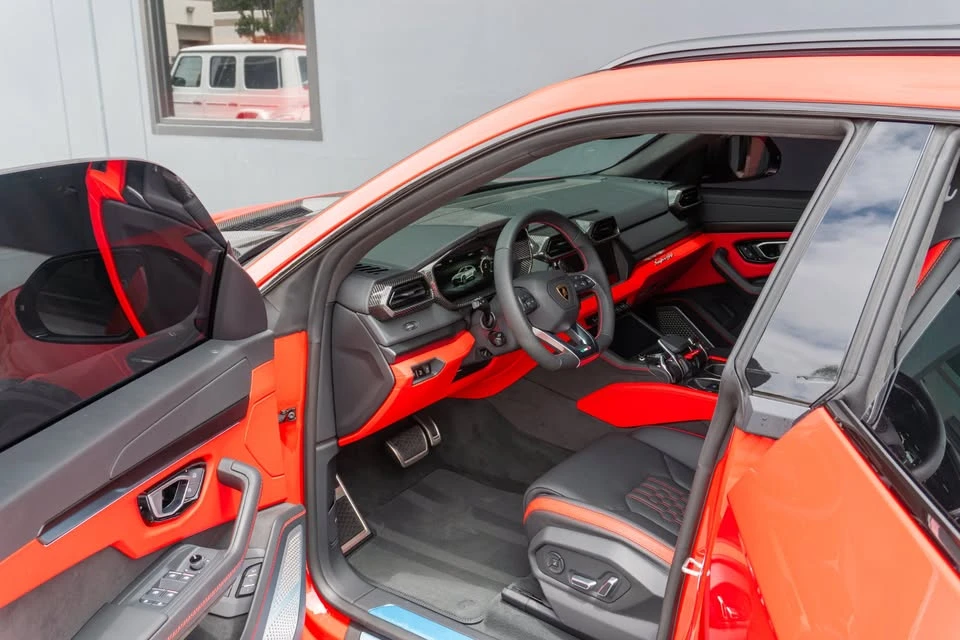 2026 Lamborghini Urus SE - Image 9 of 20
