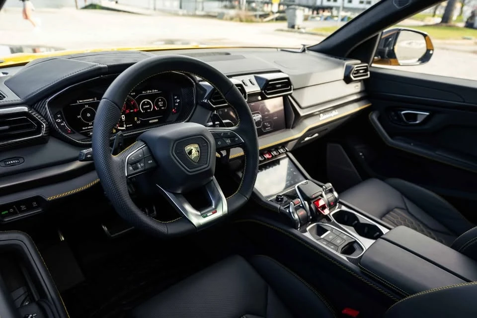 2026 Lamborghini Urus SE - Image 9 of 12