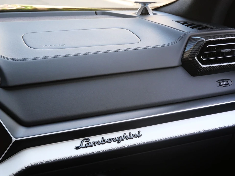 2026 Lamborghini Urus SE - Image 19 of 31