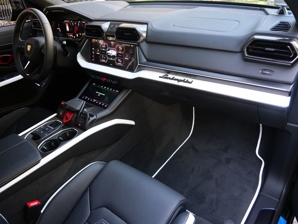 2026 Lamborghini Urus SE - Image 21 of 31
