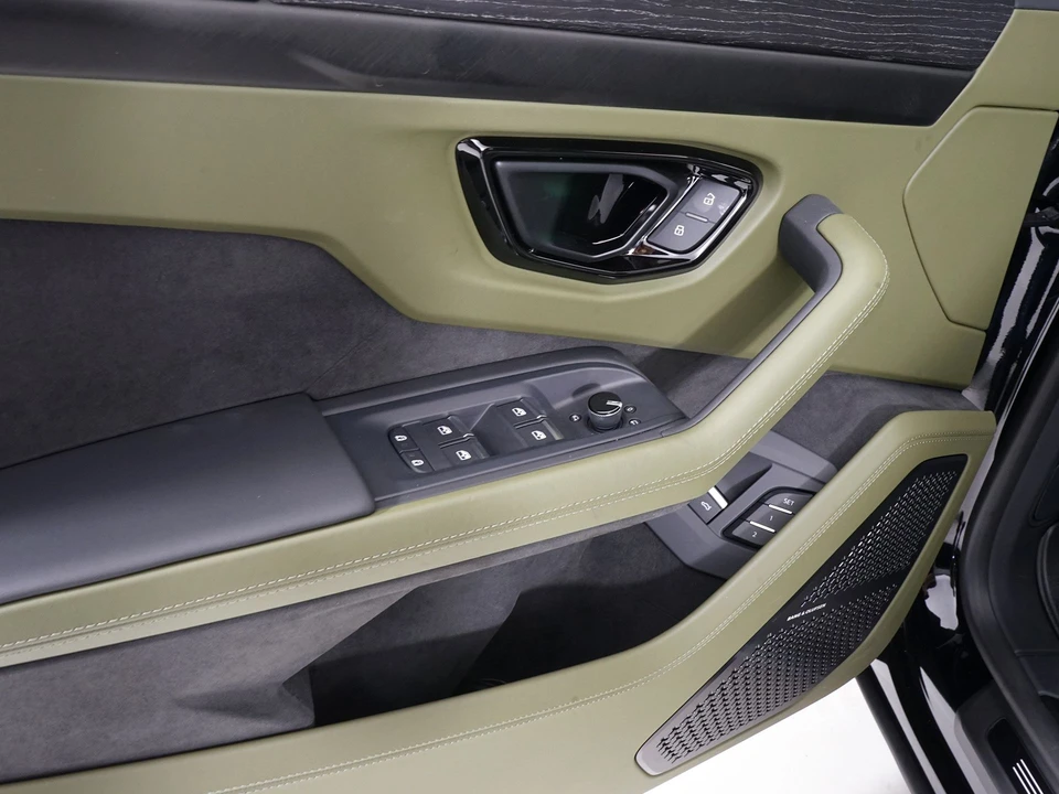 2026 Lamborghini Urus SE - Image 30 of 31
