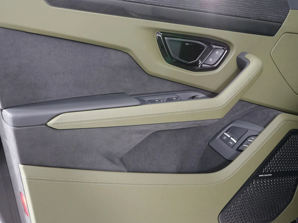 2026 Lamborghini Urus SE - Image 31 of 31