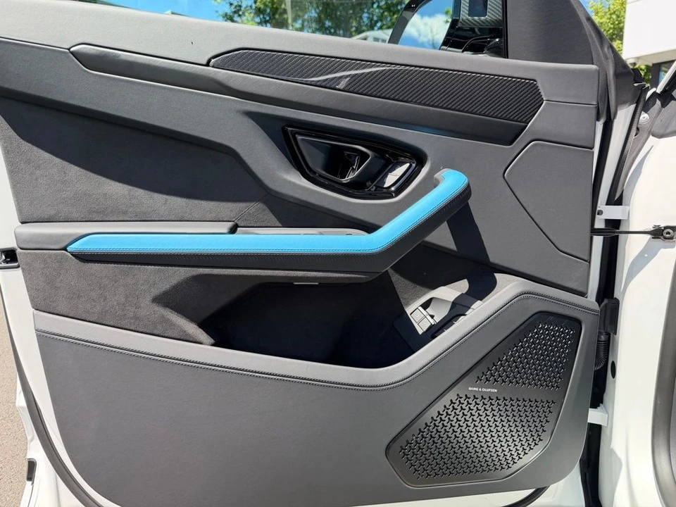 2026 Lamborghini Urus SE - Image 17 of 21