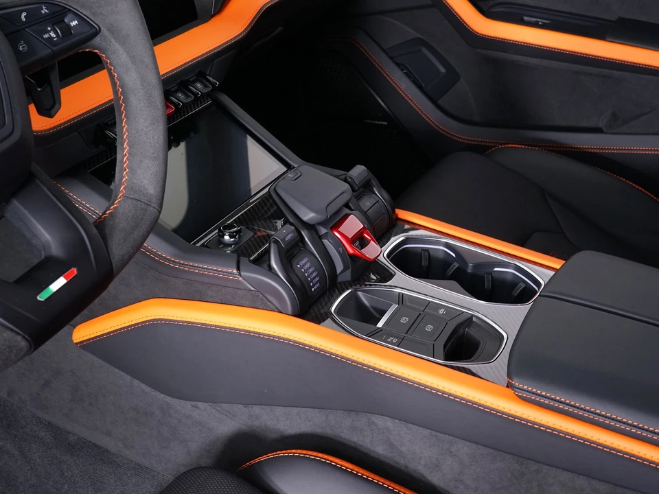 2026 Lamborghini Urus SE - Image 30 of 31