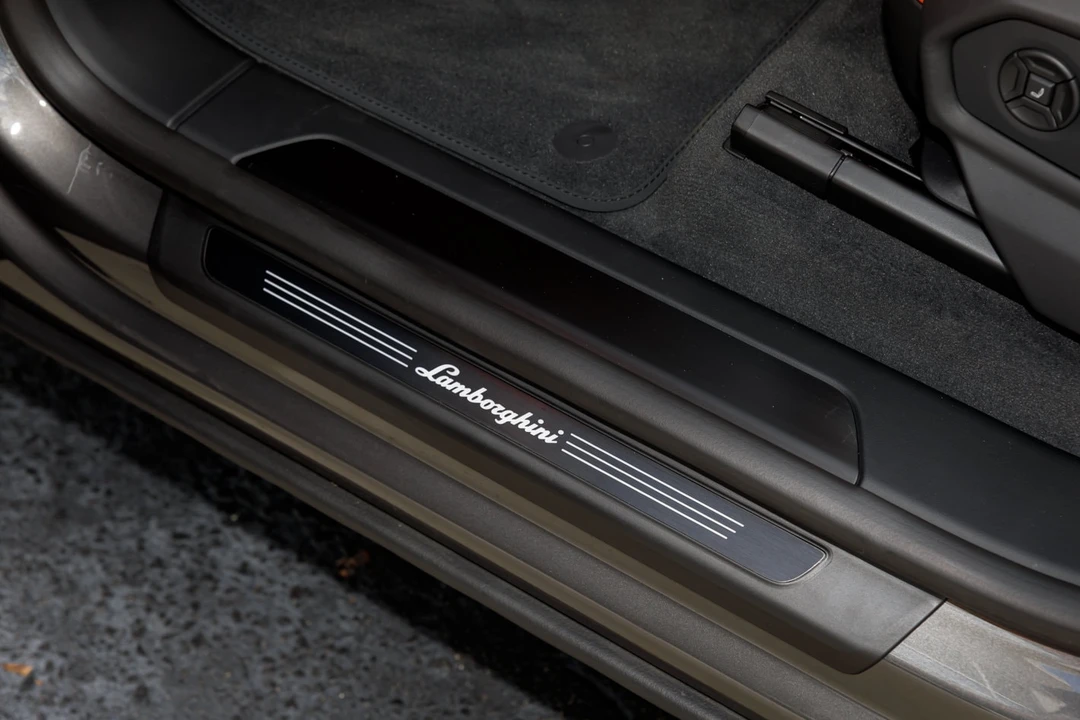 2026 Lamborghini Urus SE - Image 29 of 31