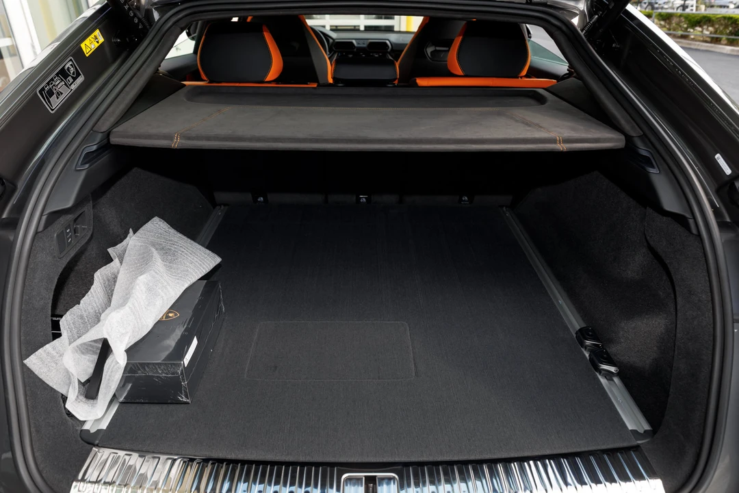 2026 Lamborghini Urus SE - Image 16 of 31