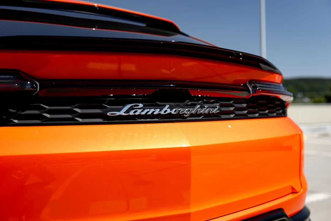 2026 Lamborghini Urus SE - Image 26 of 31