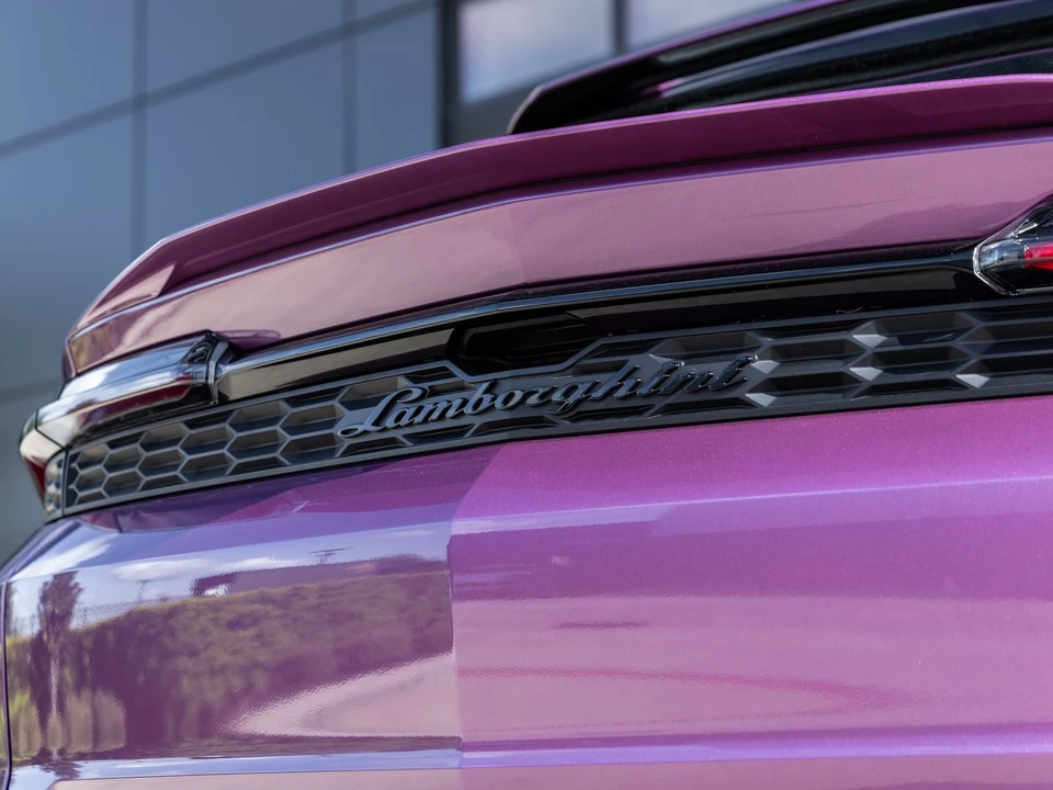 2026 Lamborghini Urus SE - Image 15 of 31