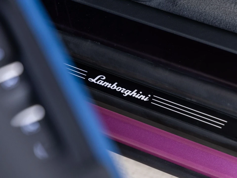 2026 Lamborghini Urus SE - Image 29 of 31
