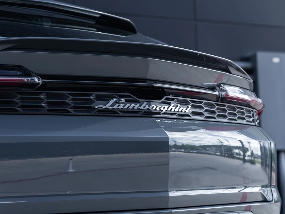 2026 Lamborghini Urus SE - Image 13 of 31