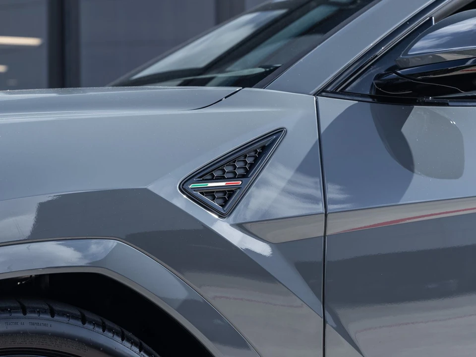 2026 Lamborghini Urus SE - Image 15 of 31