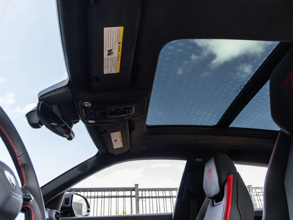 2026 Lamborghini Urus SE - Image 26 of 31