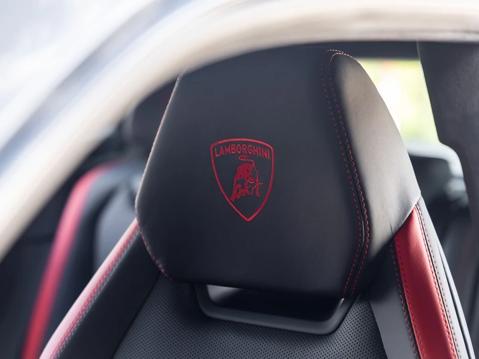 2026 Lamborghini Urus SE - Image 29 of 31