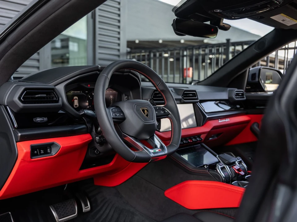 2026 Lamborghini Urus SE - Image 30 of 31