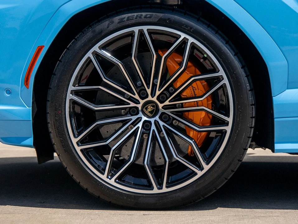 2026 Lamborghini Urus SE - Image 13 of 31