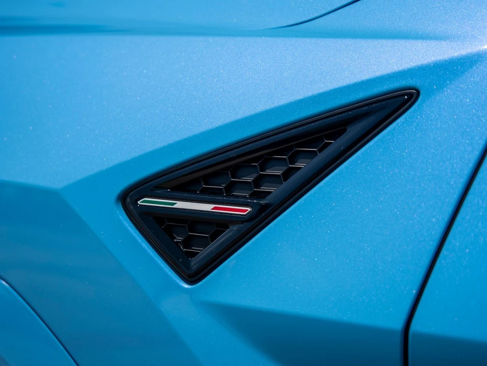 2026 Lamborghini Urus SE - Image 19 of 31
