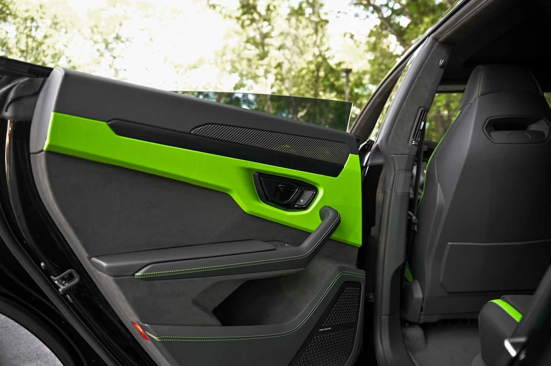 2026 Lamborghini Urus SE - Image 29 of 31