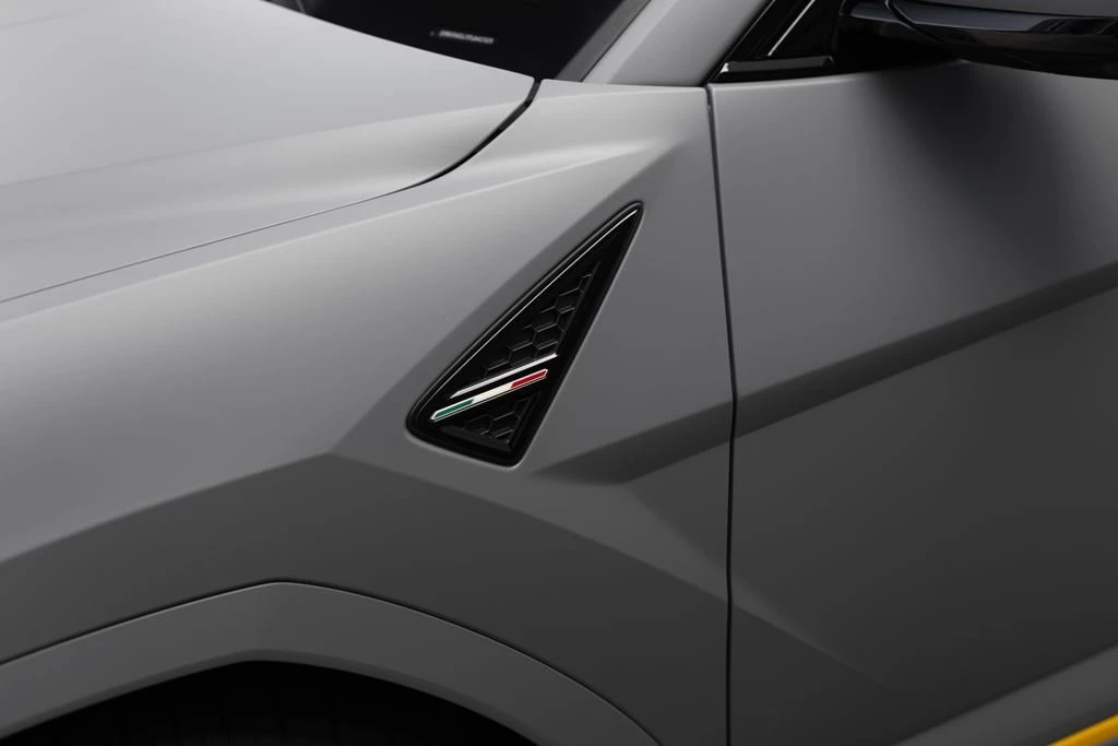 2026 Lamborghini Urus SE - Image 13 of 31