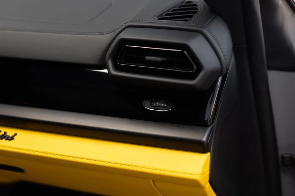 2026 Lamborghini Urus SE - Image 30 of 31