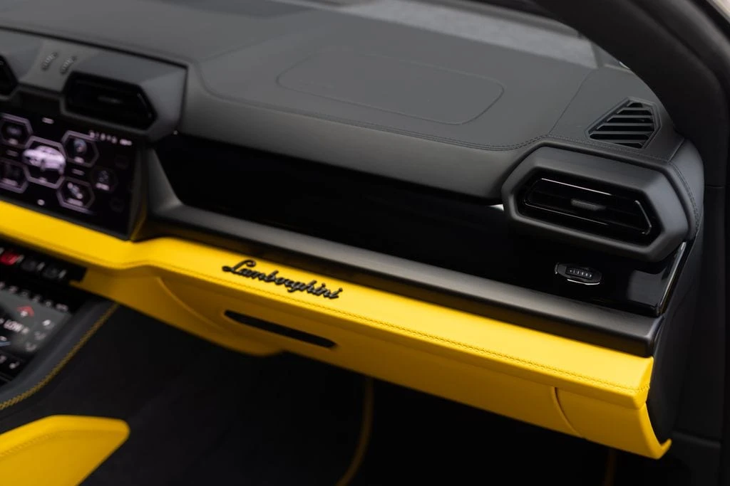 2026 Lamborghini Urus SE - Image 29 of 31