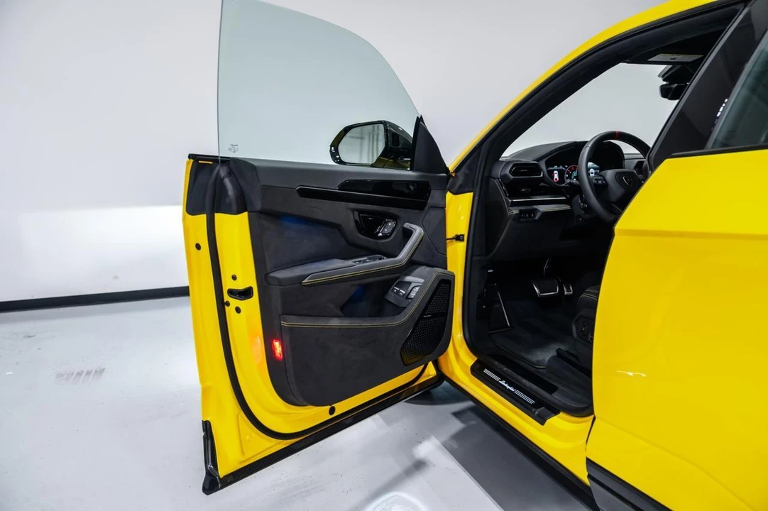 2026 Lamborghini Urus SE - Image 28 of 31