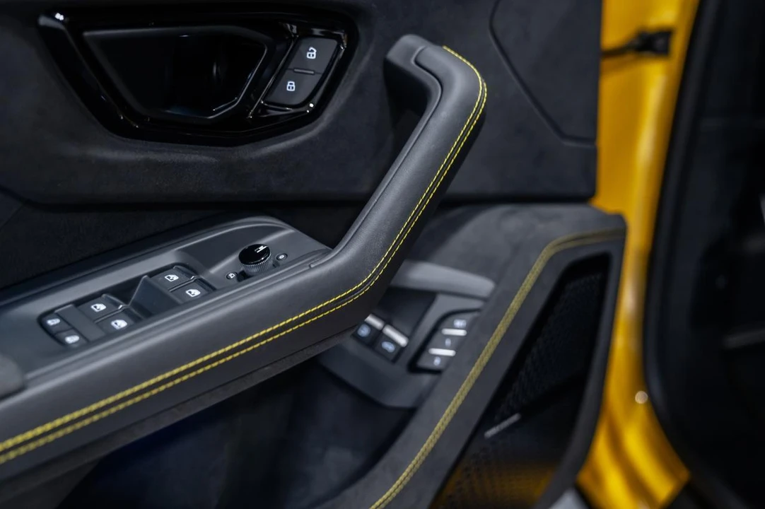 2026 Lamborghini Urus SE - Image 29 of 31