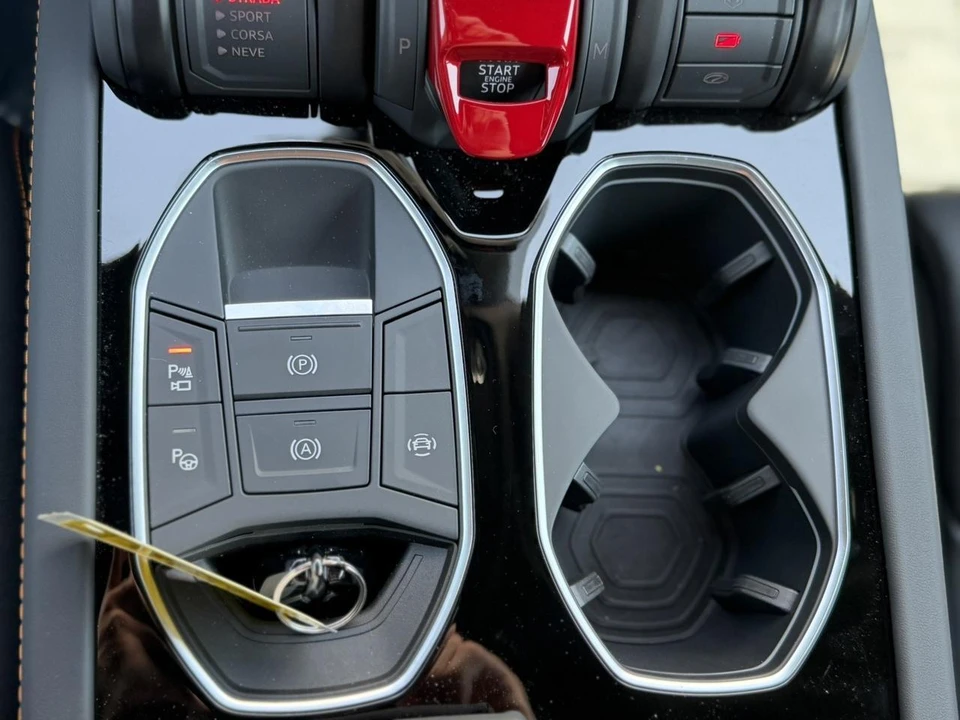 2026 Lamborghini Urus SE - Image 20 of 31
