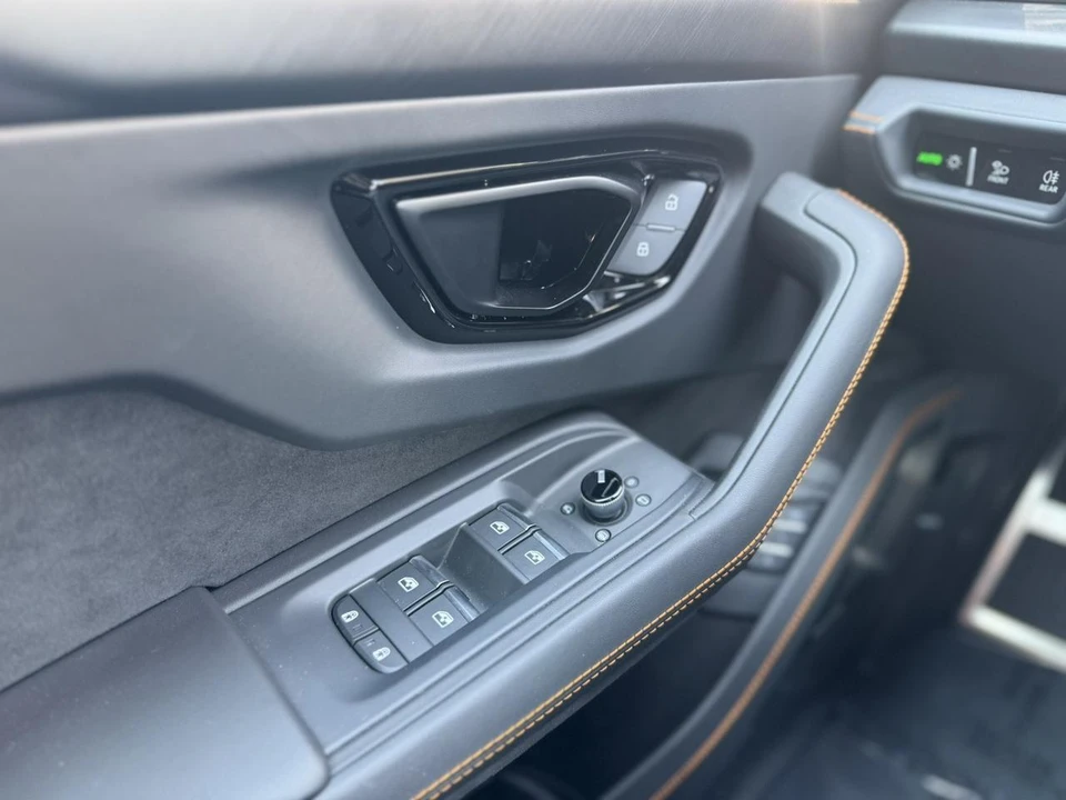 2026 Lamborghini Urus SE - Image 15 of 31