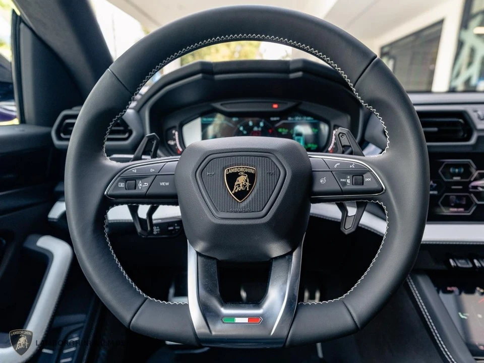 2026 Lamborghini Urus SE - Image 17 of 28