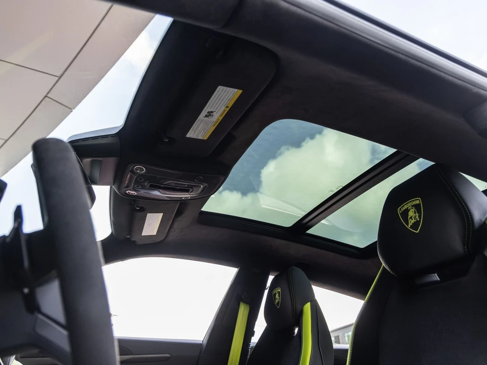 2026 Lamborghini Urus SE - Image 29 of 31