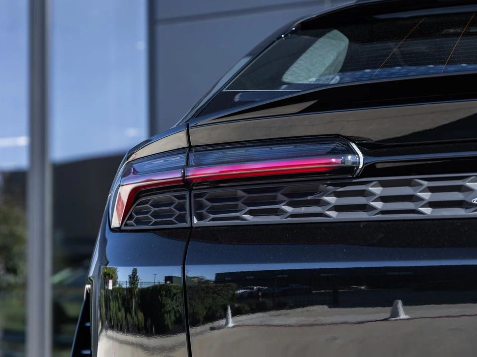 2026 Lamborghini Urus SE - Image 12 of 31