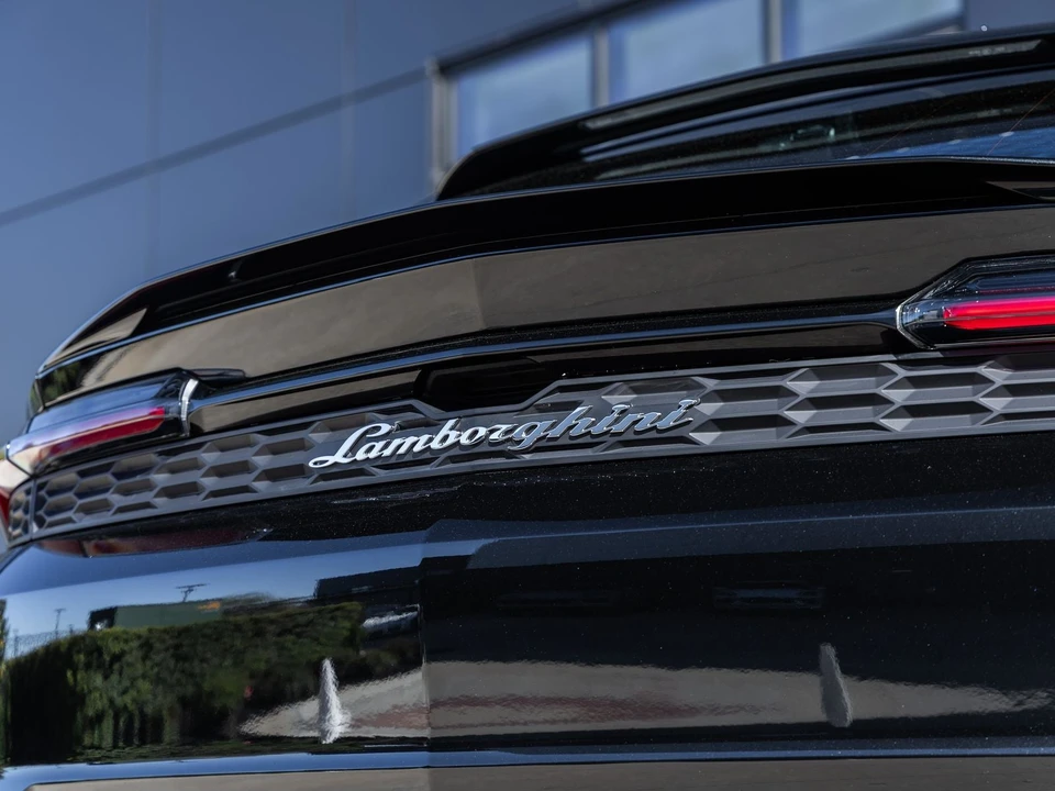 2026 Lamborghini Urus SE - Image 13 of 31