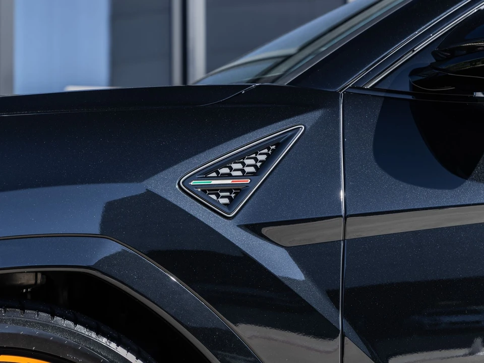 2026 Lamborghini Urus SE - Image 15 of 31