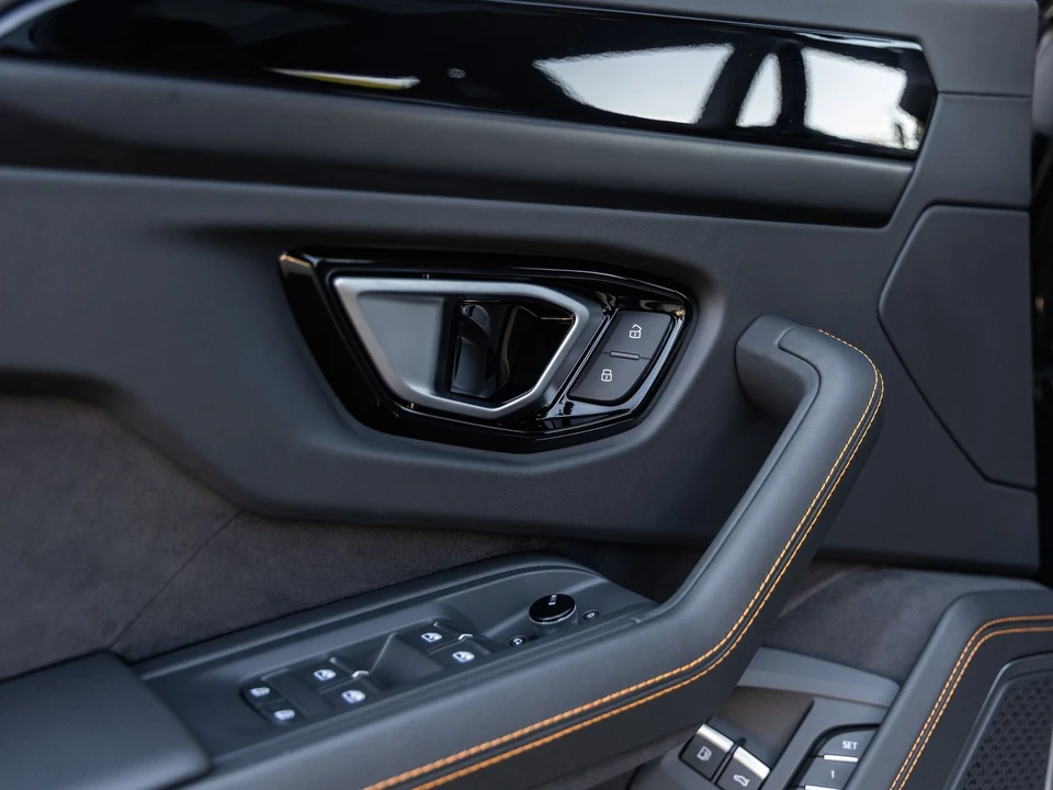 2026 Lamborghini Urus SE - Image 24 of 31