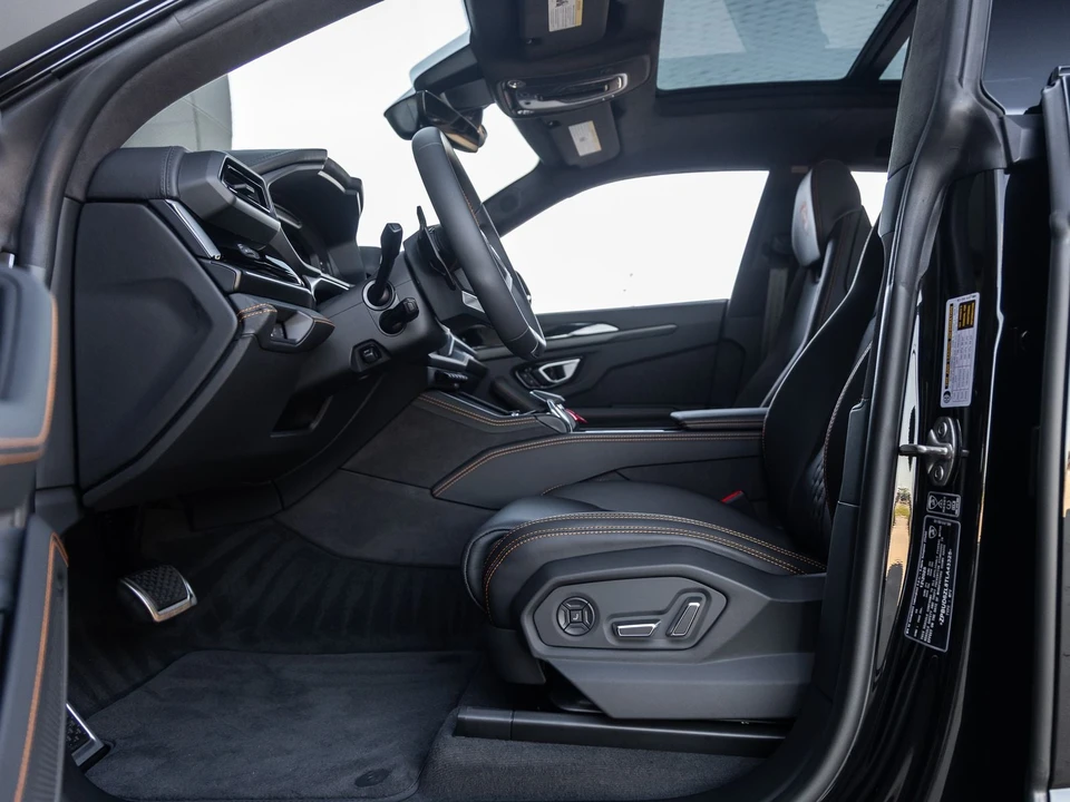 2026 Lamborghini Urus SE - Image 25 of 31