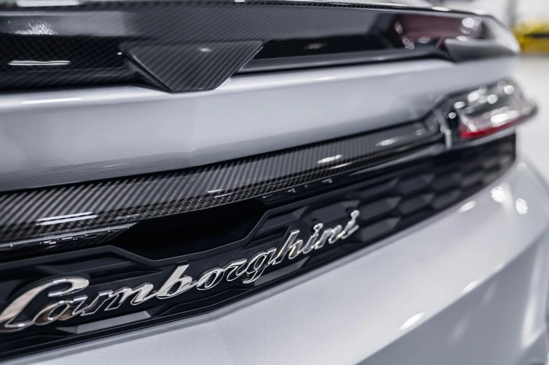 2026 Lamborghini Urus SE - Image 28 of 31