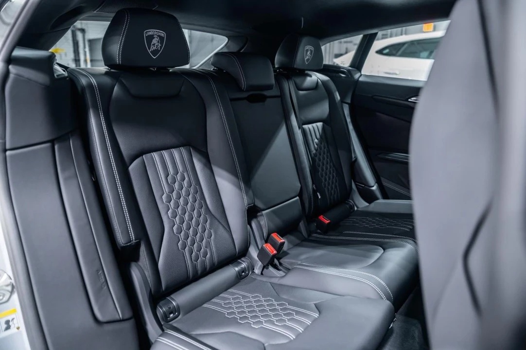 2026 Lamborghini Urus SE - Image 14 of 31