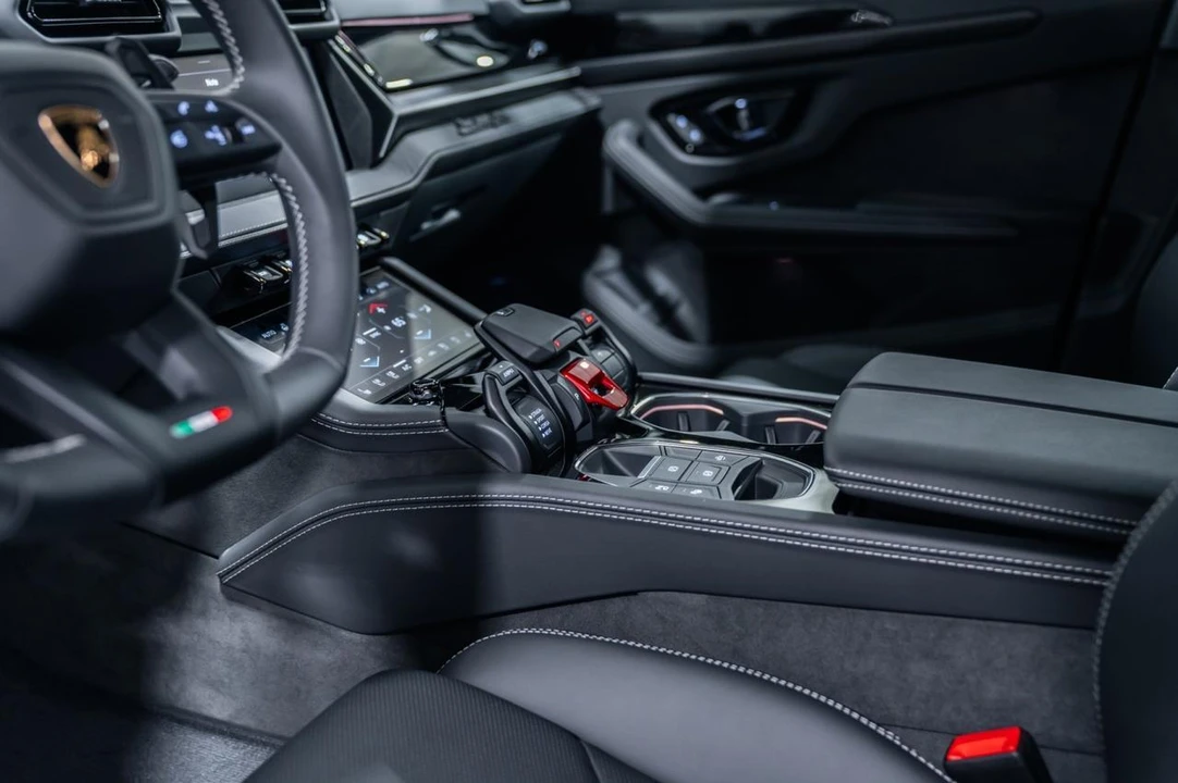 2026 Lamborghini Urus SE - Image 21 of 31