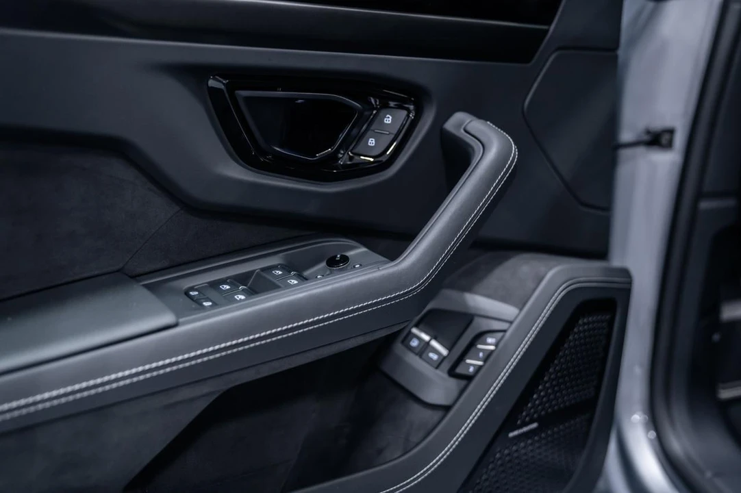 2026 Lamborghini Urus SE - Image 15 of 31