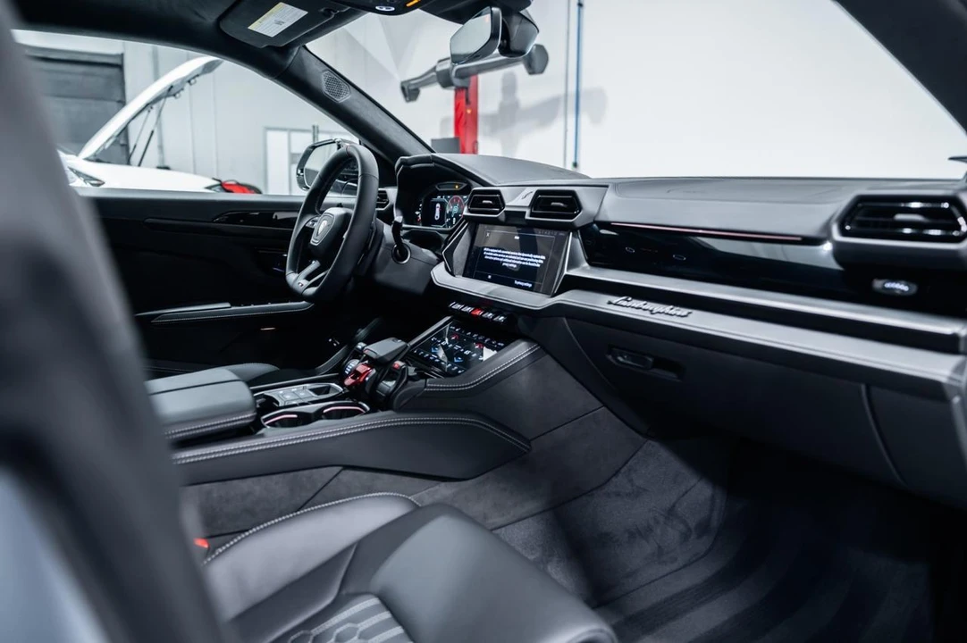 2026 Lamborghini Urus SE - Image 11 of 31