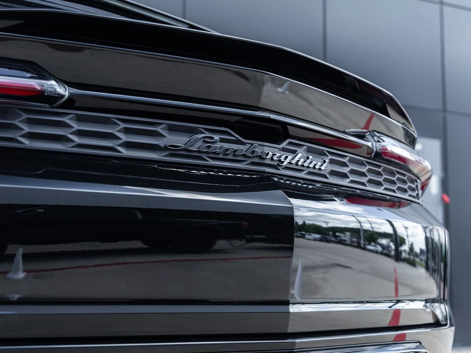 2026 Lamborghini Urus SE - Image 12 of 31