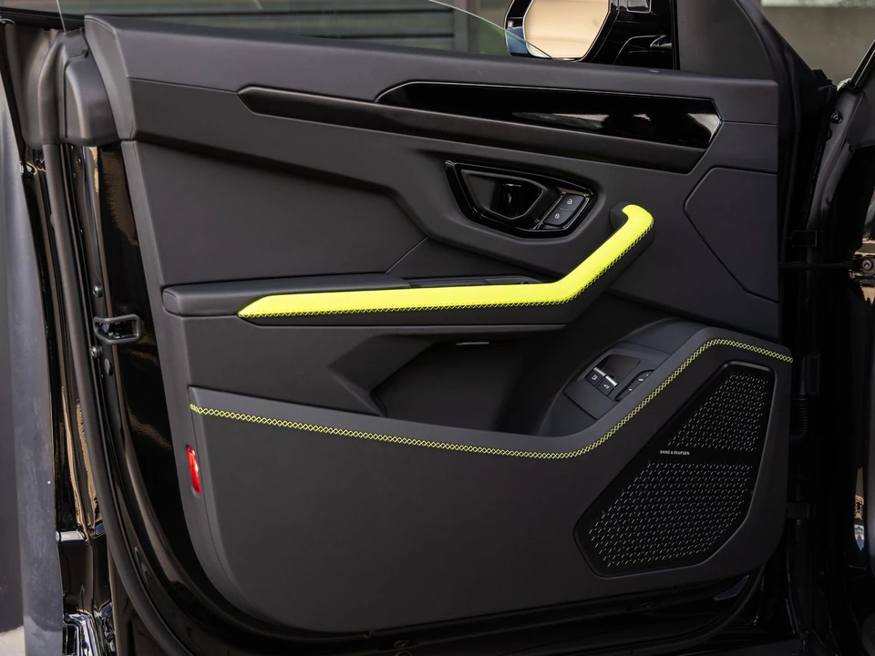 2026 Lamborghini Urus SE - Image 19 of 31