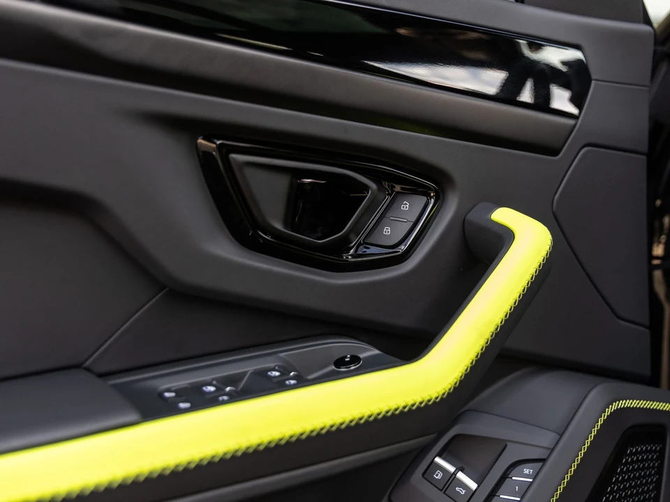 2026 Lamborghini Urus SE - Image 20 of 31