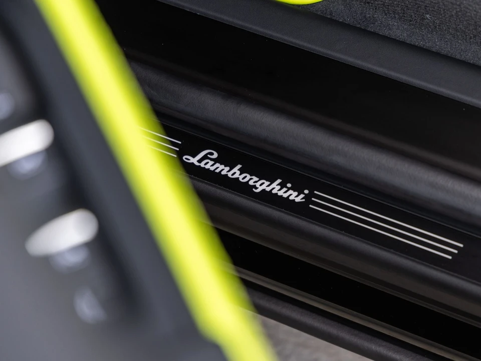2026 Lamborghini Urus SE - Image 22 of 31