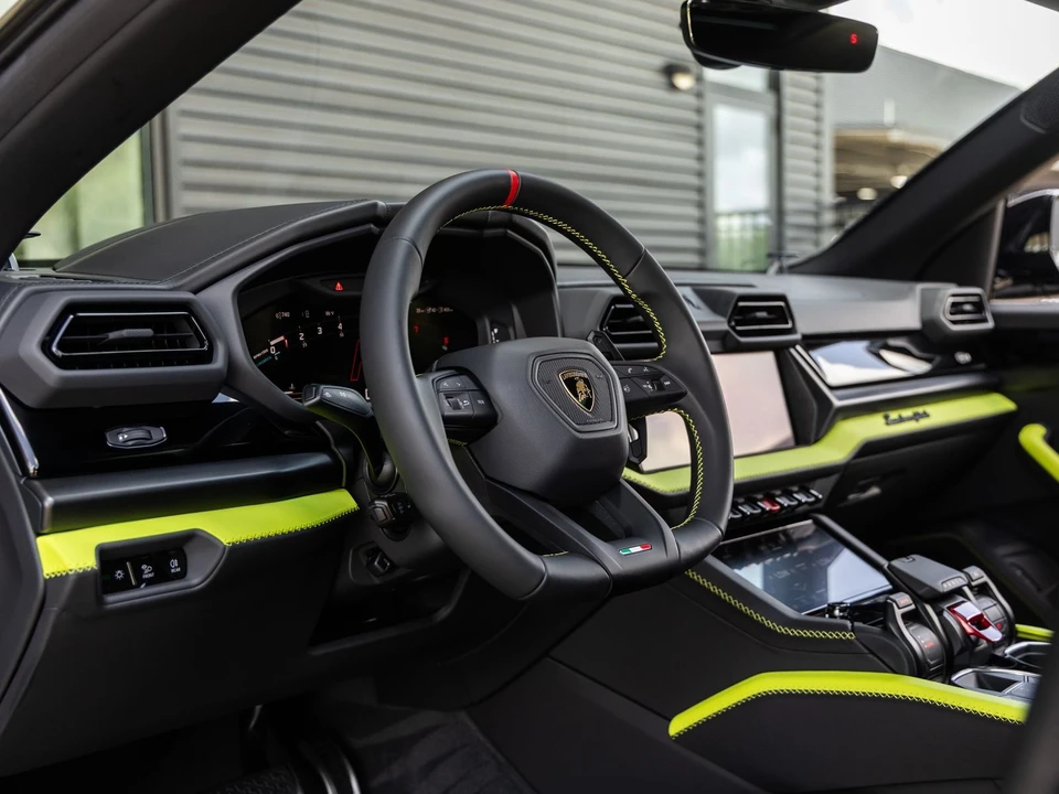 2026 Lamborghini Urus SE - Image 28 of 31